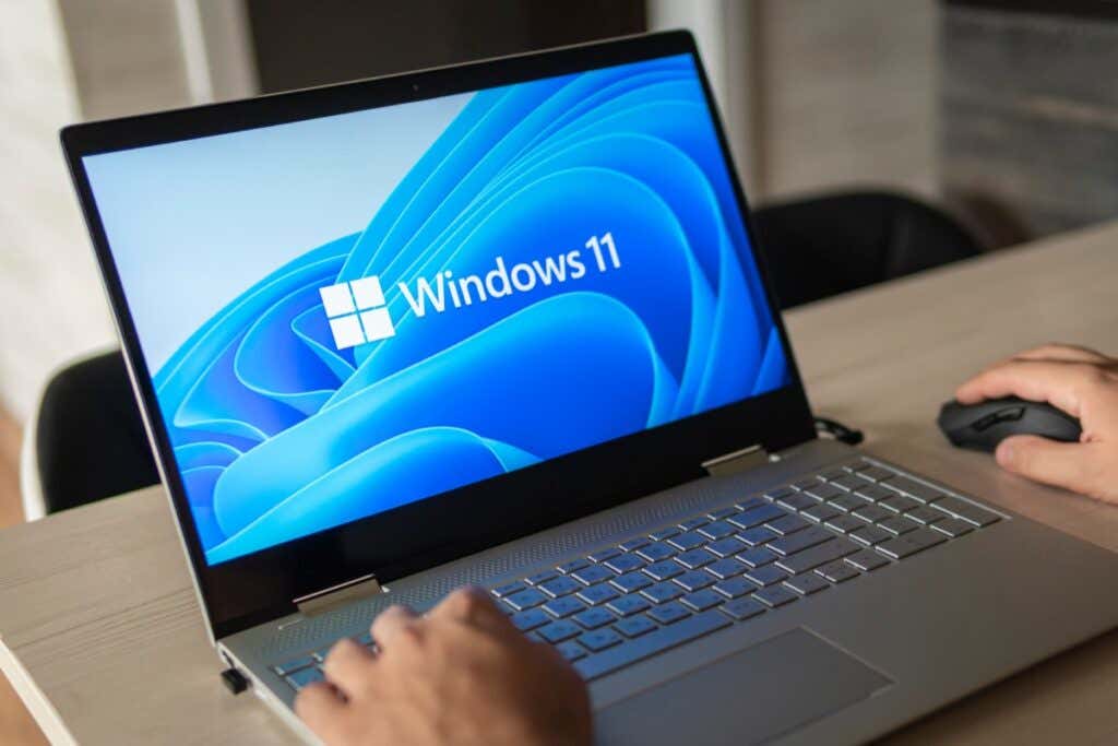 How to Move the Windows 11 Taskbar to Left or Right and Customize image 1